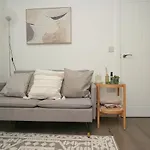 Modern Apartment By Arndale Center