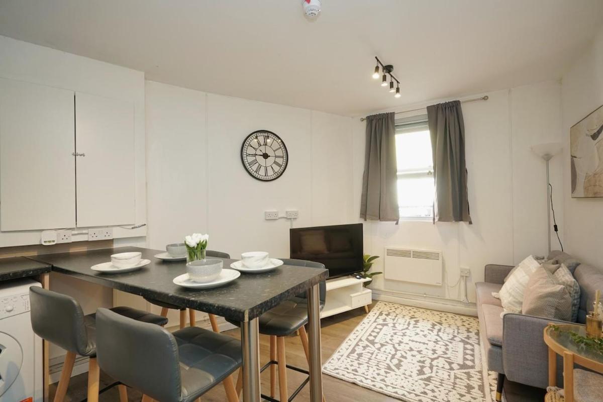 Modern By Arndale Center Apartment *